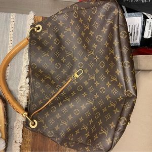 Selling a Louis Vuitton ladies bag. In new condition.